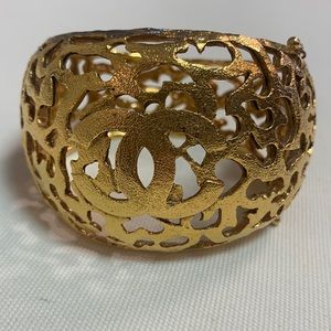 CHANEL vintage hinged gold cuff with clasps on both sides.
